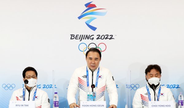 최용구 심판(오른쪽). 사진 | 뉴시스