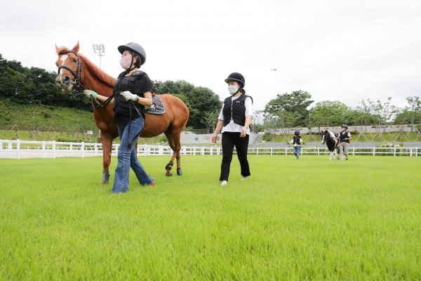 코로나19 방역 전선에서 고생한 의료공무원 대상으로 시행한 힐링승마. 사진제공｜한국마사회