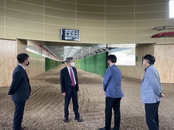 정기환 한국마사회장(왼쪽에서 두 번째)이 장수목장 실내언덕주로를 점검하고 있다. 사진제공｜한국마사회