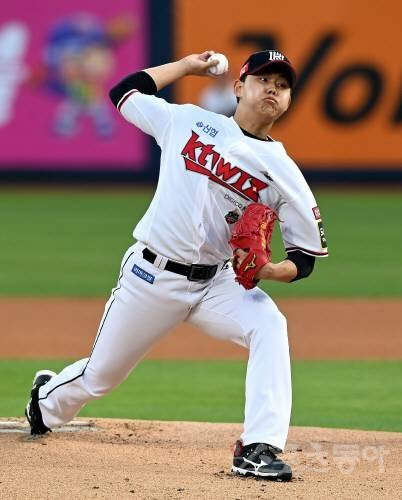 27일 경기도 수원 kt위즈파크에서 ‘2022 신한은행 SOL KBO리그’ kt 위즈와 KIA 타이거즈의 경기가 열렸다. kt 선발투수 소형준이 힘차게 볼을 던지고 있다. 수원 | 김민성 기자 marineboy@donga.com