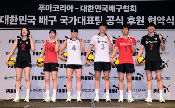 28일 서울 용산구 서울드래곤시티 호텔에서 푸마코리아의 배구 국가대표 공식 후원사 협약 및 신규 유니폼 공개 행사가 열렸다. 배구국가대표팀 이다현(왼쪽부터), 강소휘, 김희진, 나경복, 황택의, 허수봉이 카메라를 향해 포즈를 취하고 있다. 김민성 기자 marineboy@donga.com