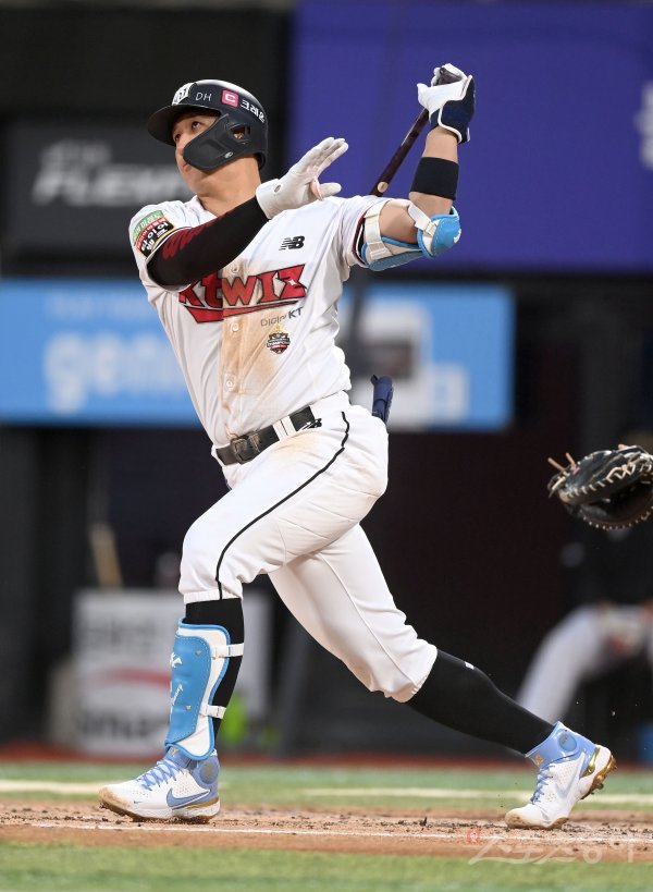 28일 수원KT위즈파크에서 ‘2022 신한은행 MY CAR KBO리그’ KIA 타이거즈와 KT 위즈 경기가 열렸다. 3회말 2사 1루 KT 황재균이 좌월 투런 홈런을 날리고 있다. 수원 | 김종원 기자 won@donga.com