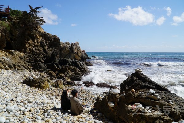 한섬감성해변길에 있는 몽돌해변. 동해안에서 흔치않은 몽돌해변으로 돌에 부딪치는 파도소리가 일품이다. 동해|김재범 기자