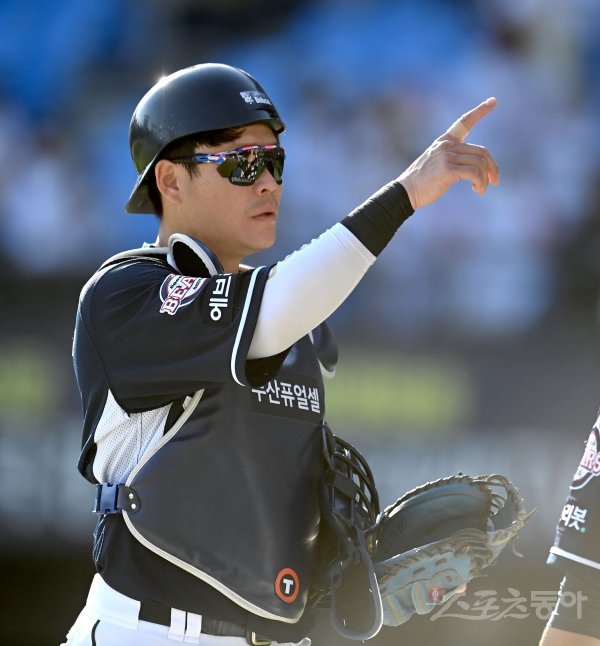 5일 서울 잠실야구장에서 ‘2022 신한은행 MY CAR KBO리그’ 두산 베어스와 LG 트윈스 경기가 열렸다. 9-4 승리를 거둔 후 두산 박세혁이 팬들을 향해 손을 흔들고 있다. 잠실 | 김종원 기자 won@donga.com