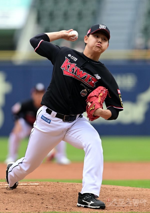 8일 서울 잠실야구장에서 열린 ‘2022 신한은행 SOL KBO리그’ 두산 베어스와 KT 위즈의 경기에서 선발 투수로 마운드에 오른 KT 소형준이 역투하고 있다. 잠실 | 주현희 기자 teth1147@donga.com