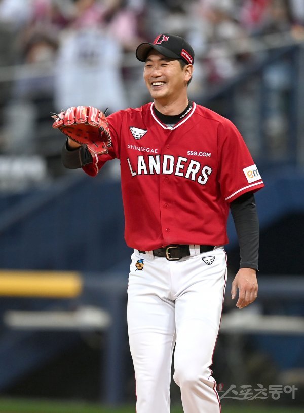 8일 서울 고척스카이돔에서 ‘2022 신한은행 MY CAR KBO리그’ SSG 랜더스와 키움 히어로즈의 열렸다. 선발 투수로 등판한 SSG 김광현이 경기 중 밝게 웃고 있다. 고척 | 김종원 기자 won@donga.com