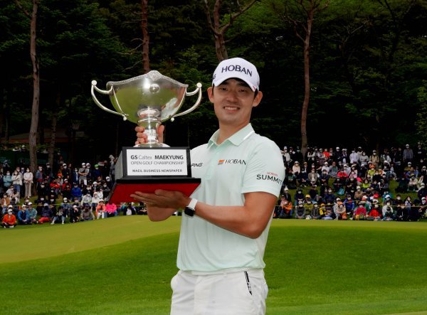 GS칼텍스 매경오픈에서 정상에 오른 김비오가 우승 트로피를 든 채 환하게 웃고 있다. 사진제공|대회조직위