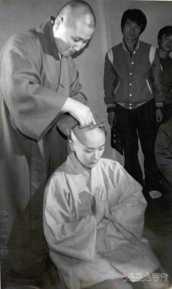 영화 ‘아제 아제 바라아제’서 비구니 역을 하며 촬영 중 삭발하는 강수연. 그는 “머리는 또 자라는 법”이라며 영화에 대한 열정을 불태웠다. 삭발 장면은 한국영화사를 상징하는 역사적인 장면으로 손꼽힌다. 스포츠동아DB