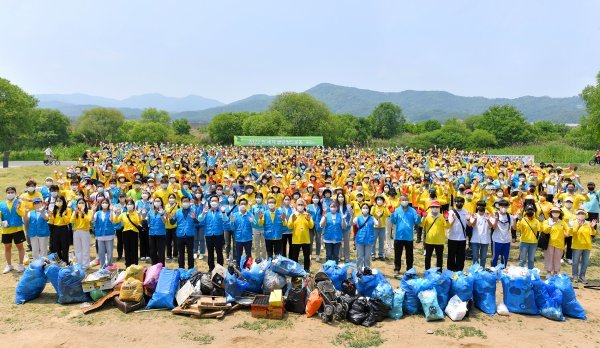 22일 위러브유가 성남 탄천 습지생태공원 일대에서 클린월드운동을 펼치고 있다. ‘세계 환경의 날’을 기념해 회원과 가족, 지인 등 500여 명이 참여해 생활 속에서 실천하는 환경의식 고취에 앞장섰다. 사진제공 | 위러브유