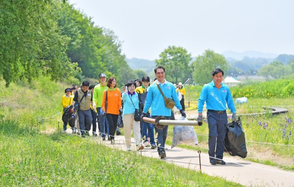 휴일을 맞아 지역환경 정화에 참여한 위러브유 회원들이 탄천변 구석구석을 살피며 쓰레기를 수거하고 있다. 사진제공 | 위러브유