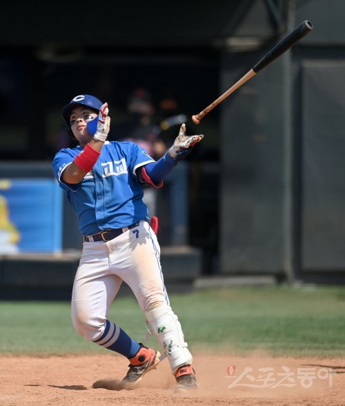 24일 서울 목동야구장에서 열린 ‘제76회 황금사자기 전국고교야구대회 겸 주말리그 왕중왕전’ 율곡고와 청원고의 16강전 경기 9회초 무사 1루 청원고 김현영이 콜드승을 완성시키는 좌월 투런 홈런을 날리고 있다. 목동 | 김종원 기자 won@donga.com