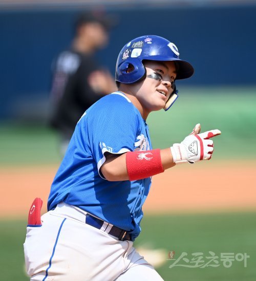 24일 서울 목동야구장에서 열린 ‘제76회 황금사자기 전국고교야구대회 겸 주말리그 왕중왕전’ 율곡고와 청원고의 16강전 경기 9회초 무사 1루 청원고 김현영이 콜드승을 완성시키는 좌월 투런 홈런을 날린 후 환호하고 있다. 목동 | 김종원 기자 won@donga.com