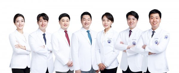 김하늘 병원장(가운데)와 부산자생한방병원 의료진