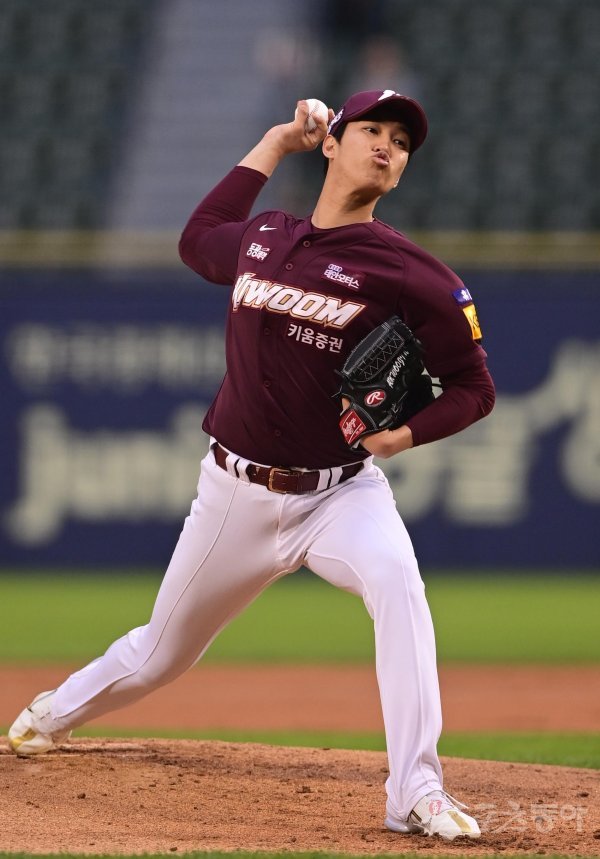 25일 서울 잠실야구장에서 열린 ‘2022 신한은행 SOL KBO리그’ LG 트윈스와 키움 히어로즈의 경기에서 선발 투수로 마운드에 오른 키움 안우진이 역투하고 있다. 잠실 | 주현희 기자 teth1147@donga.com