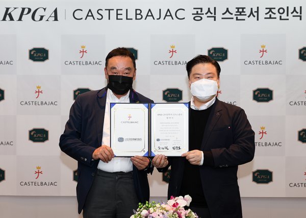 조인식 후 기념촬영을 하고 있는 KPGA 구자철 회장(왼쪽)과 까스텔바작 최준호 대표. 사진제공 | KPGA