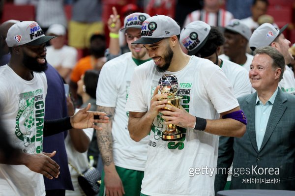 보스턴 셀틱스가 NBA 동부 콘퍼런스 우승을 차지한 가운데, 제이슨 테이텀은 콘퍼런스 파이널 최우수선수에 선정돼 래리 버드 트로피를 품에 안았다. 사진=게티이미지코리아.