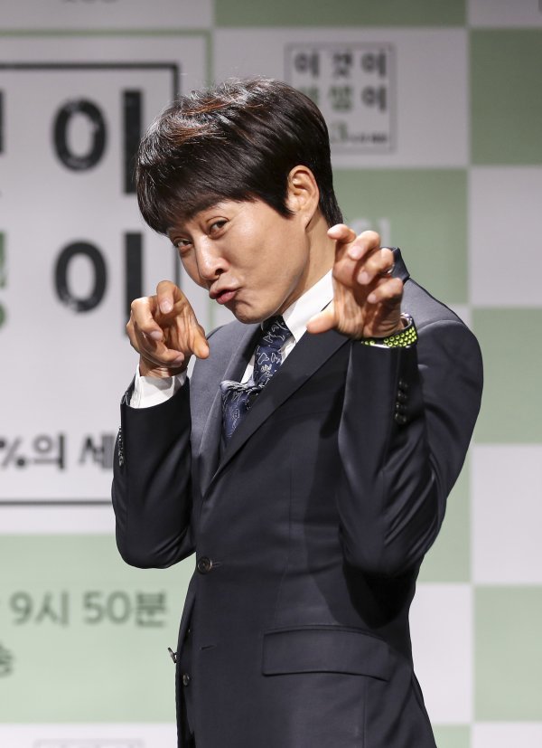 배우 최수종이 30일 열린 EBS 교양프로그램 ‘이것이 야생이다3-3%의 세상’ 온라인 제작발표회 무대에 올라 야생동물을 연상하게 하는 코믹한 포즈를 취하고 있다. 사진제공｜EBS