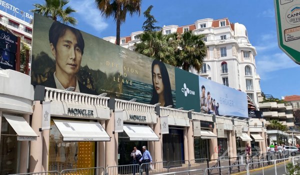 18일부터 29일까지 제75회 칸 국제영화제가 열린 프랑스 칸의 거리에 영화 ‘헤어질 결심’(왼쪽)과 ‘브로커’의 포스터가 커다랗게 내걸려 있다. 칸(프랑스)｜이승미 기자 smlee@donga.com