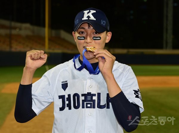 30일 서울 목동야구장에서 열린 ‘제76회 황금사자기 전국고교야구대회 겸 주말리그 왕중왕전’ 경남고와 청담고의 결승전 경기에서 청담고에 7-2로 승리해 우승을 확정지은 경남고 나윤호가 최우수선수상을 수상한 후 기념 촬영을 하고 있다. 목동 | 주현희 기자 teth1147@donga.com