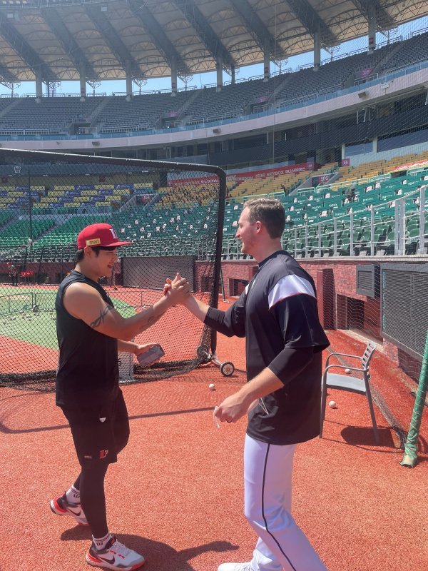 SSG 추신수와 인사 나누는 KT 벤자민. 사진제공 | KT 위즈