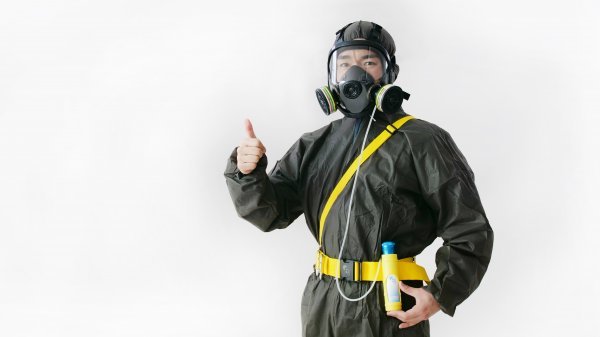 산소농도 18% 이상의 산업현장 및 화재 대피시에 사용할 수 있는 산소공급마스크 브리딘(전면형) 착용 모습. 사진제공|(주)필로스