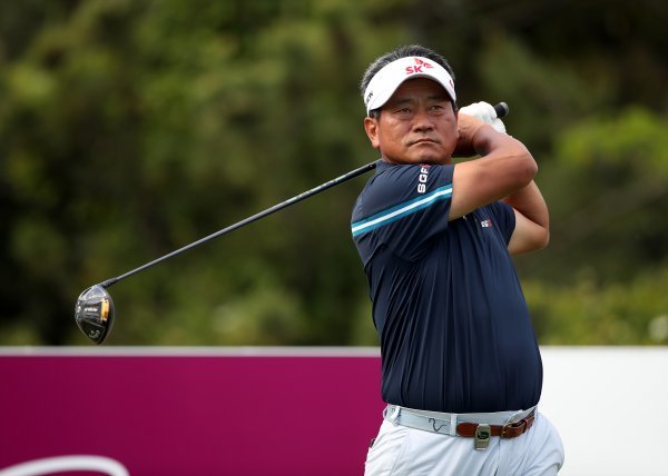 SK텔레콤 오픈 2라운드 13번 홀에서 드라이버 티샷을 하고 있는 최경주. 사진제공  | KPGA