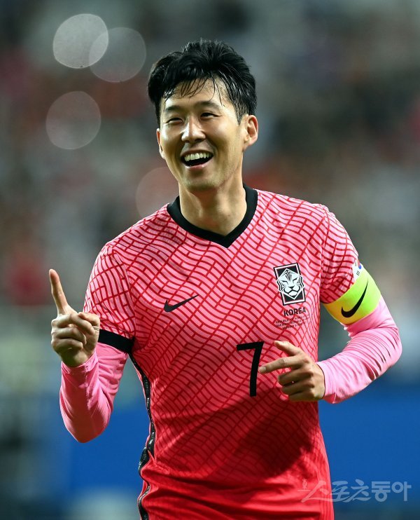 6일 대전월드컵경기장에서 열린 한국과 칠레의 축구 국가대표팀 친선경기에서 한국 손흥민이 골을 넣은 후 환호하고 있다. 대전 | 김민성 기자 marineboy@donga.com