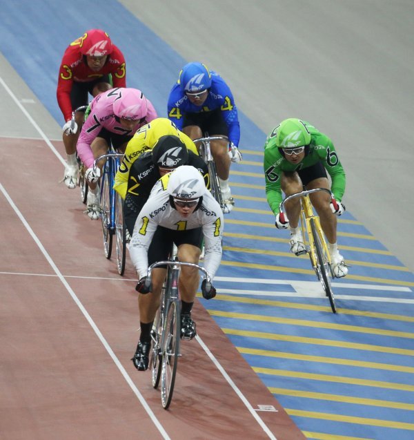 광명스피돔에서 치열한 자리다툼을 하는 선수들. 역대급 혼전 경주가 이어지면서 경주 예측에도 새로운 시각이 필요해졌다. 사진제공|국민체육진흥공단