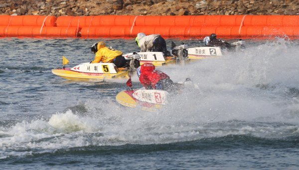 미사리 경정장에서 선수들이 턴마크를 돌며 접전을 펼치고 있다. 14∼16기 신예들이 요즘 레이스에서 신선한 활약으로 주목받고 있다. 사진제공|국민체육진흥공단