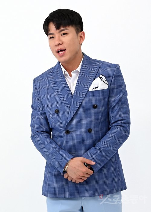 ‘2022 태권도영상공모전’을 알리기 위한 홍보 영상을 촬영 중인 나태주. 김민성 기자 marineboy@donga.com