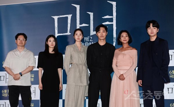 감독 박훈정, 배우 신시아, 서은수, 진구, 조민수, 성유빈이 7일 서울 용산구 CGV용산아이파크몰점에서 열린 영화 ‘마녀2’ 언론시사회에서 포즈를 취하고 있다. 주현희 기자 teth1147@donga.com