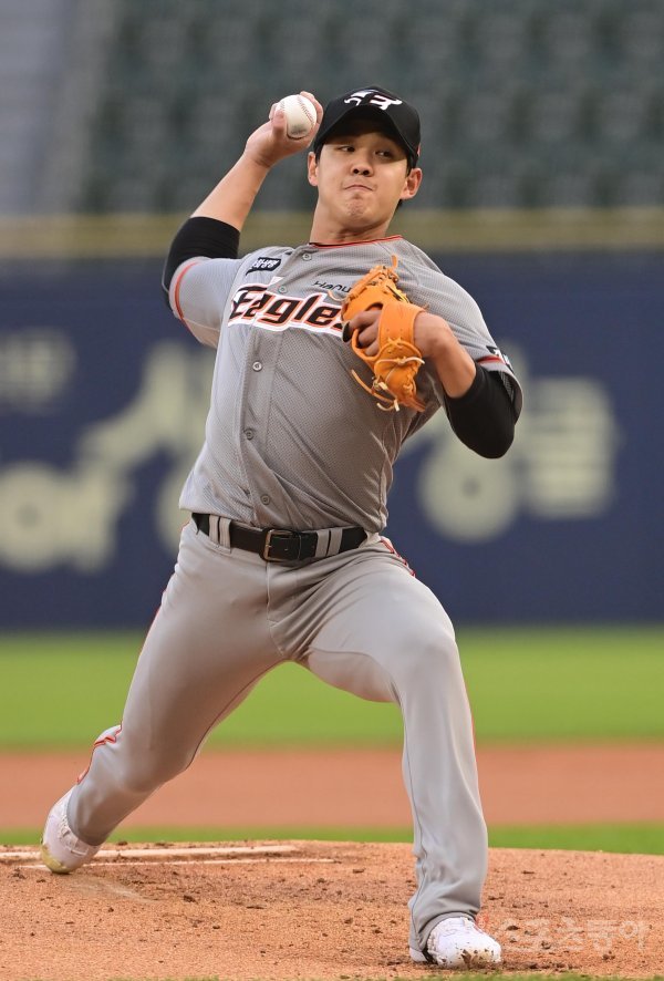 8일 서울 잠실야구장에서 열린 ‘2022 신한은행 SOL KBO리그’ 두산 베어스와 한화 이글스의 경기에서 선발 투수로 마운드에 오른 한화 윤대경이 역투하고 있다. 잠실 | 주현희 기자 teth1147@donga.com