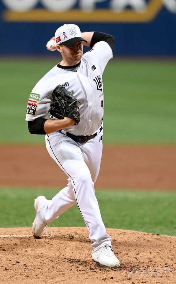 9일 서울 고척스카이돔에서 ‘2022 신한은행 MY CAR KBO리그’ KT 위즈와 키움 히어로즈 경기가 열렸다. 선발 투수로 등판한 KT 벤자민이 역투하고 있다. 고척 | 김종원 기자 won@donga.com