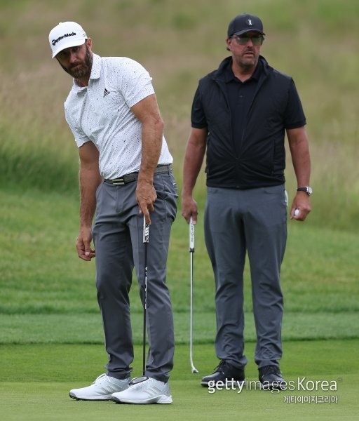 LIV골프 간판 격인 더스틴 존슨과 필 미컬슨. 사진=게티이미지코리아.