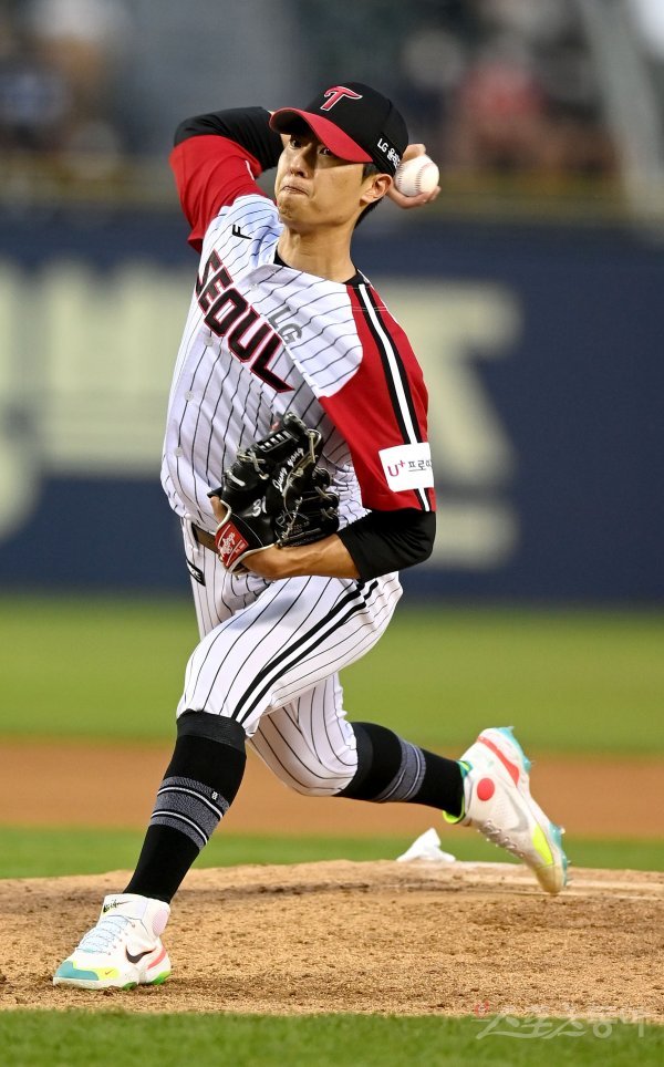 12일 서울 잠실야구장에서 ‘2022 신한은행 MY CAR KBO리그’ 두산 베어스와 LG 트윈스 경기가 열렸다. 교체 등판한 LG 이정용이 역투하고 있다. 잠실 | 김종원 기자 won@donga.com