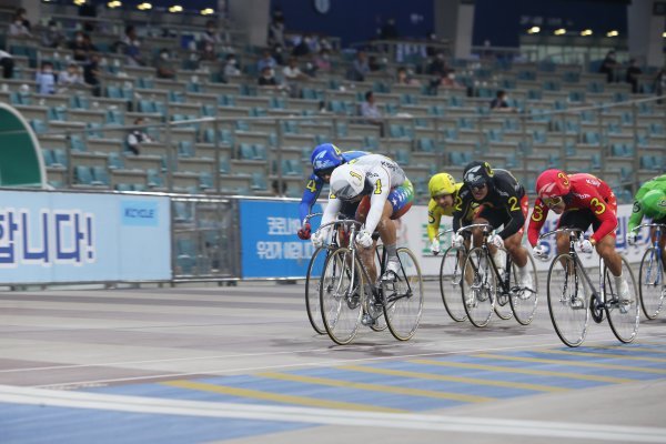 결승선을 가장 먼저 통과하는 임채빈. 이날 우승으로 51연승이라는 대기록을 세웠다. 사진제공 | 국민체육진흥공단