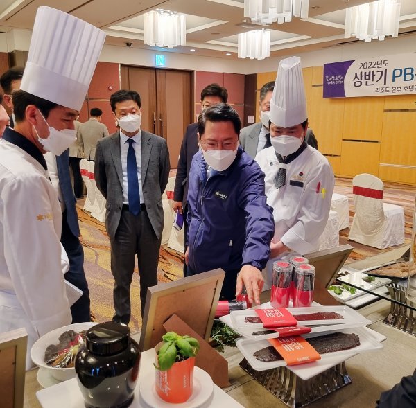 이삼걸 하이원리조트 대표가 품평회에서 개발한 신메뉴를 돌아보고 있다. 사진제공 | 하이원리조트