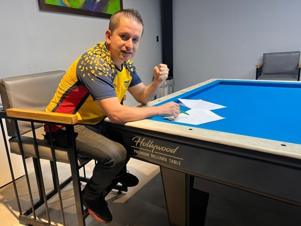 남미에 설치된 허리우드 판테온, 올림피크 테이블에서 허리우드와 후원 계약서에 사인한 뒤 포즈를 취하고 있는 알렉산더 살라자르. 사진제공 | 허리우드