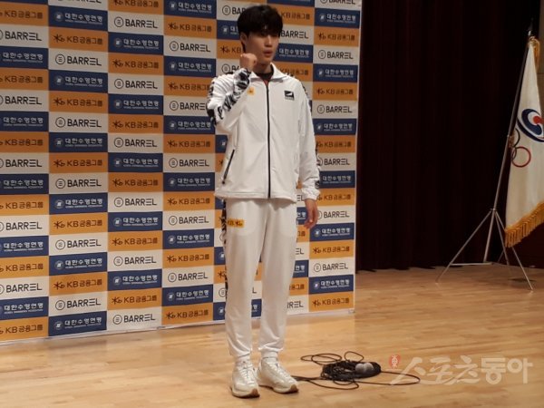 ‘한국수영의 미래’ 황선우(강원도청)는 17일(한국시간)부터 헝가리 부다페스트에서 열리는 2022 FINA 세계수영선수권대회에서
계영 400m(18일)~자유형 200m(19일)~자유형 100m(21일)~계영 800m(22일)~혼성 계영
400m(24일)~혼계영 400m(25일)으로 이어지는 강행군을 치른다. 14일 충북 진천국가대표선수촌에서 열린 미디어데이에
참석해 기념촬영을 하는 모습.
진천 I 권재민 기자 jmart220@donga.com