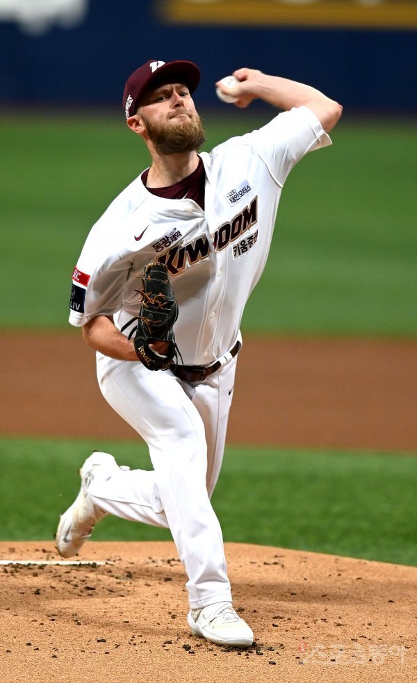 14일 서울 고척스카이돔에서 ‘2022 신한은행 MY CAR KBO리그’  두산 베어스와 키움 히어로즈 경기가 열렸다. 선발 투수로 등판한 키움 요키시가 역투하고 있다. 고척 | 김종원 기자 won@donga.com