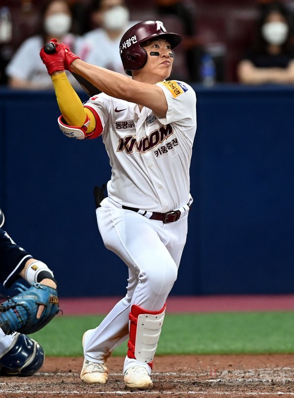 16일 서울 고척스카이돔에서 ‘2022 신한은행 SOL KBO리그’ 키움 히어로즈와 두산 베어스의 경기가 열렸다. 7회말 2사에서 키움 송성문이 동점 솔로 홈런을 쏘아 올리고 있다. 고척 | 김민성 기자 marineboy@donga.com