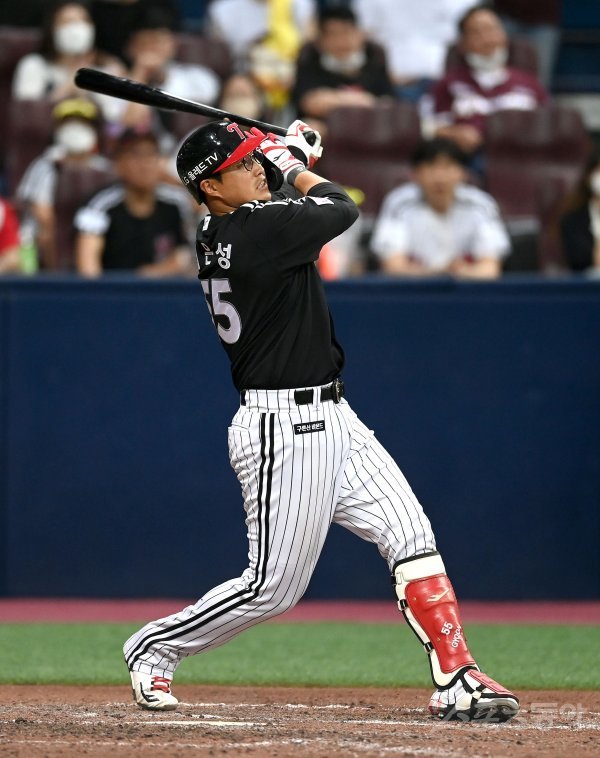 19일 서울 고척스카이돔에서 ‘2022 신한은행 MY CAR KBO리그’ LG 트윈스와 키움 히어로즈 경기가 열렸다. 연장 10회초 1사 만루 LG 채은성이 1타점 희생타를 치고 있다. 고척 | 김종원 기자 won@donga.com