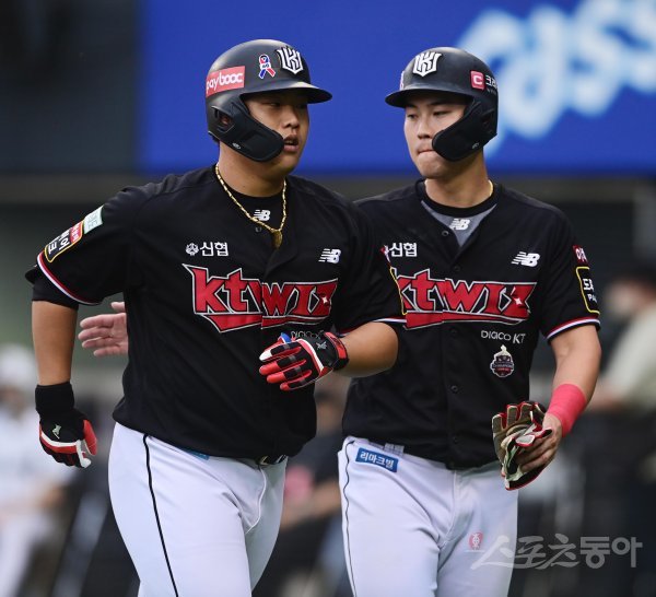 19일 서울 잠실야구장에서 열린 ‘2022 신한은행 SOL KBO리그’ 두산 베어스와 KT 위즈의 경기에서 3회초 2사 2루 KT 강백호가 역전 우월 2점 홈런을 쳐낸 후 배정대의 축하를 받고 있다. 잠실 | 주현희 기자 teth1147@donga.com