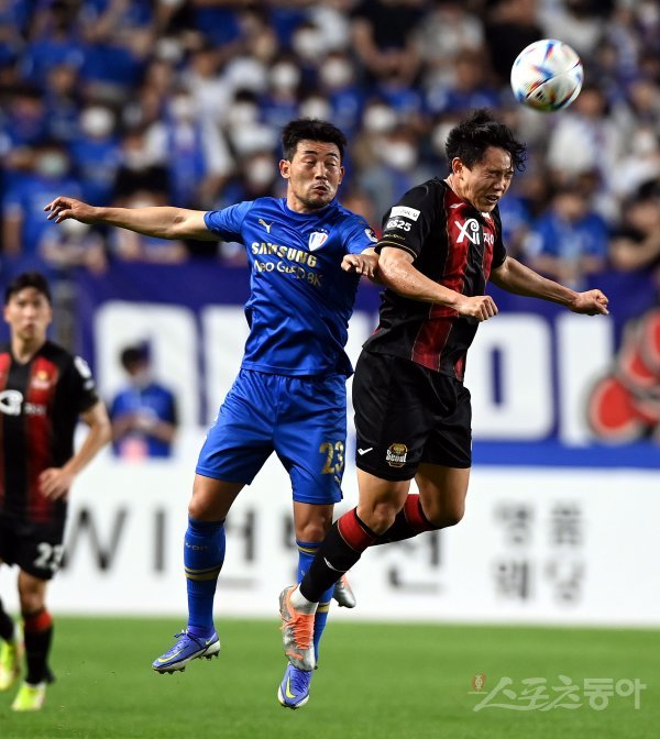 19일 경기도 수원월드컵경기장에서 열린 ‘하나원큐 K리그1 2022’ 수원 삼성과 FC 서울의 경기에서 수원 윤종규와 서울 조영욱이 공중볼을 다투고 있다. 수원 | 김민성 기자 marineboy@donga.com