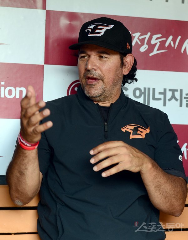 21일 서울 잠실야구장에서 ‘2022 신한은행 MY CAR KBO리그’ 한화 이글스와 LG 트윈스 경기가 열린다. 한화 수베로 감독이 취재진과 이야기하고 있다. 잠실 | 김종원 기자 won@donga.com
