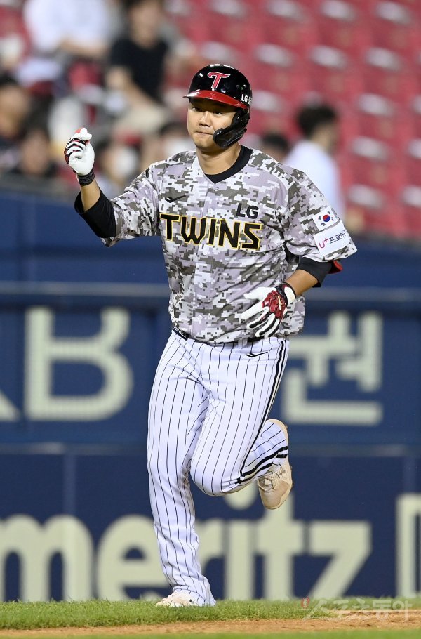 21일 서울 잠실야구장에서 ‘2022 신한은행 MY CAR KBO리그’ 한화 이글스와 LG 트윈스 경기가 열렸다. 5회말 2사 1,2루 LG 손호영이 좌월 스리런 홈런을 날리고 그라운드를 돌고 있다. 잠실 | 김종원 기자 won@donga.com