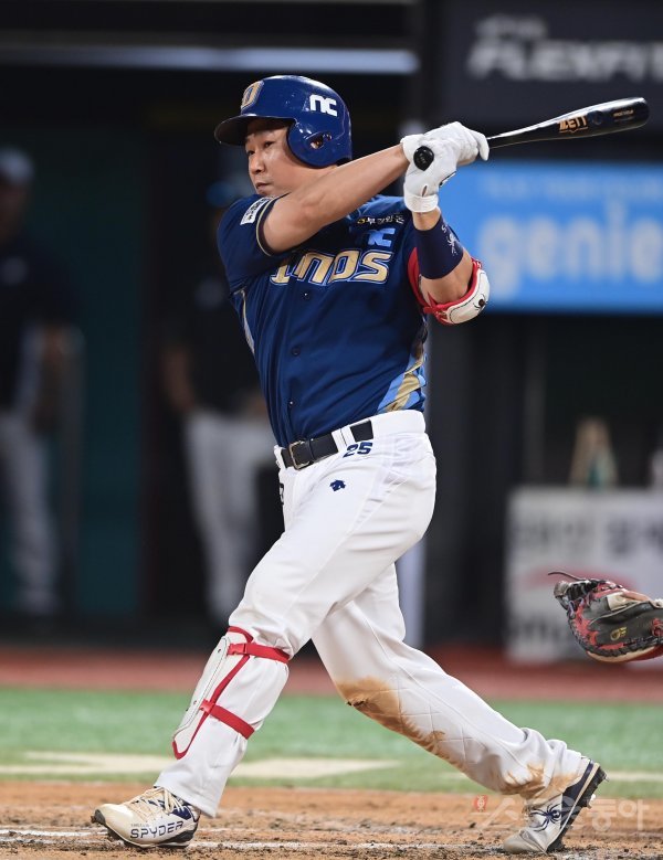 22일 경기도 수원KT위즈파크에서 열린 ‘2022 신한은행 SOL KBO리그’ KT 위즈와 NC 다이노스의 경기에서 6회초 1사 만루 NC 양의지가 2타점 좌전 2루타를 치고 있다. 수원 | 주현희 기자 teth1147@donga.com