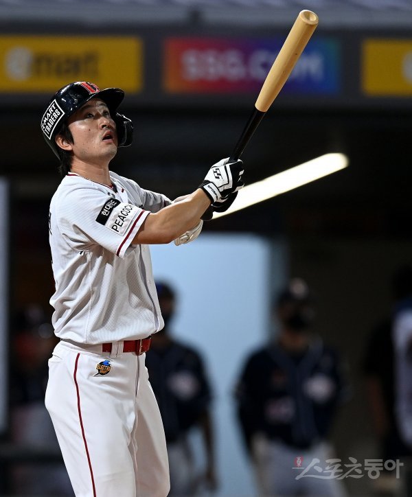 22일 인천 SSG 랜더스필드에서 ‘2022 신한은행 SOL KBO리그’ SSG 랜더스와 두산 베어스의 경기가 열렸다. 연장 10회말 1사 만루에서 SSG 김성현이 끝내기 희생플라이를 날리고 있다. 인천 | 김민성 기자 marineboy@donga.com