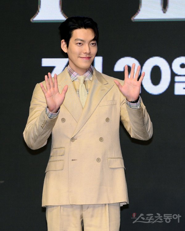 23일 오전 서울 영등포구 여의도 콘래드호텔에서 열린 영화 ‘외계+인 1부’ 제작보고회에 참석한 김우빈이 포즈를 취하고 있다.

영화‘외계+인’ 1부는 고려 말 소문 속의 신검을 차지하려는 도사들과 2022년 인간의 몸 속에 수감된 외계인 죄수를 쫓는 이들 사이에 시간의 문이 열리며 펼쳐지는 이야기를 그린 영화이다. 김민성 기자 marineboy@donga.com