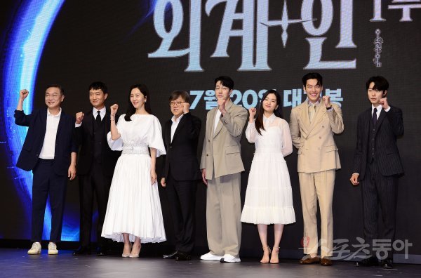 23일 오전 서울 영등포구 여의도 콘래드호텔에서 열린 영화 ‘외계+인 1부’ 제작보고회에 참석한 김의성, 조우진, 염정아, 최동훈 감독, 소지섭, 김태리, 김우빈, 류준열이 포즈를 취하고 있다.
영화‘외계+인’ 1부는 고려 말 소문 속의 신검을 차지하려는 도사들과 2022년 인간의 몸 속에 수감된 외계인 죄수를 쫓는 이들 사이에 시간의 문이 열리며 펼쳐지는 이야기를 그린 영화이다. 김민성 기자 marineboy@donga.com